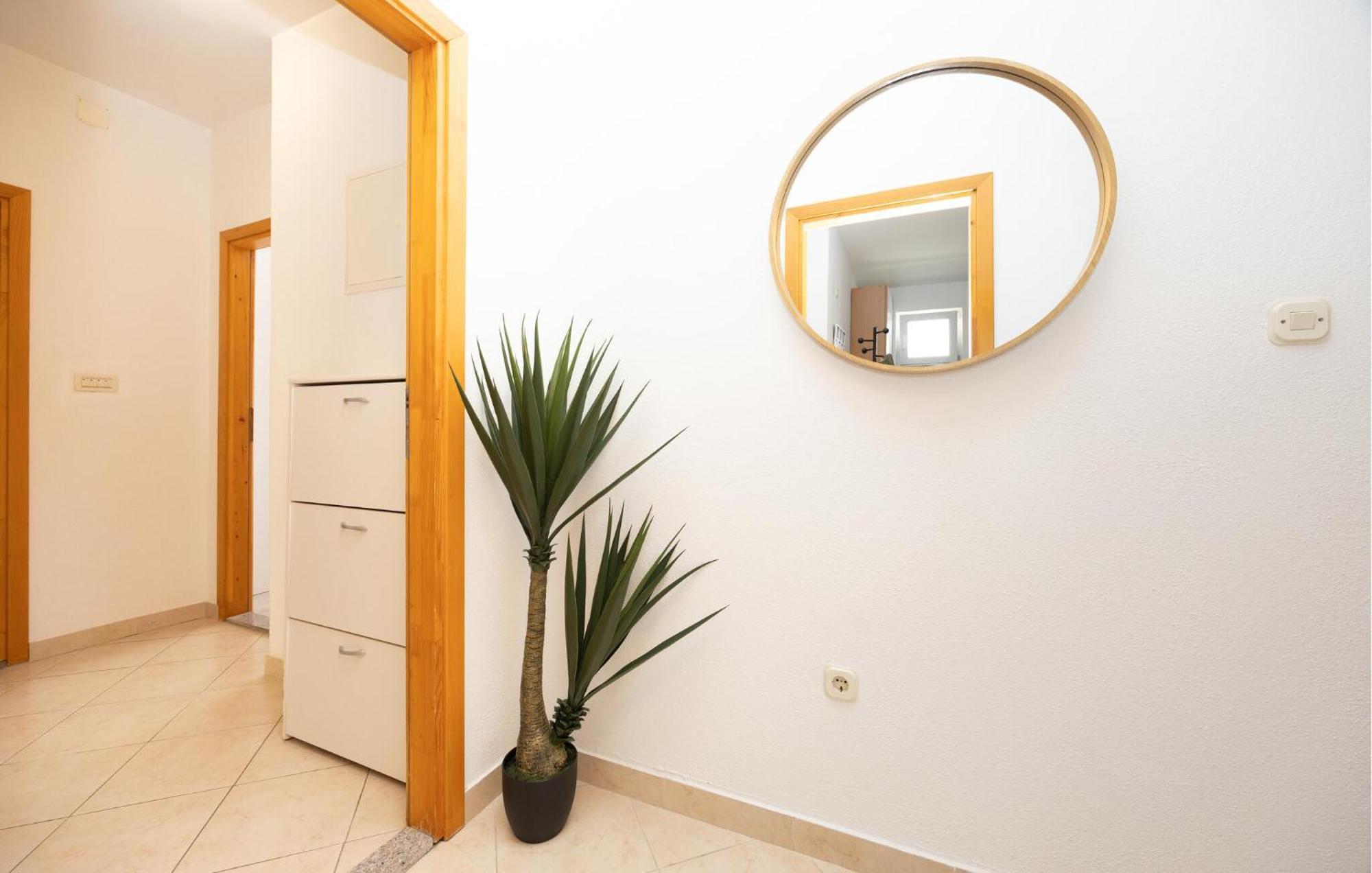 Stunning Apartment In Макарска Экстерьер фото