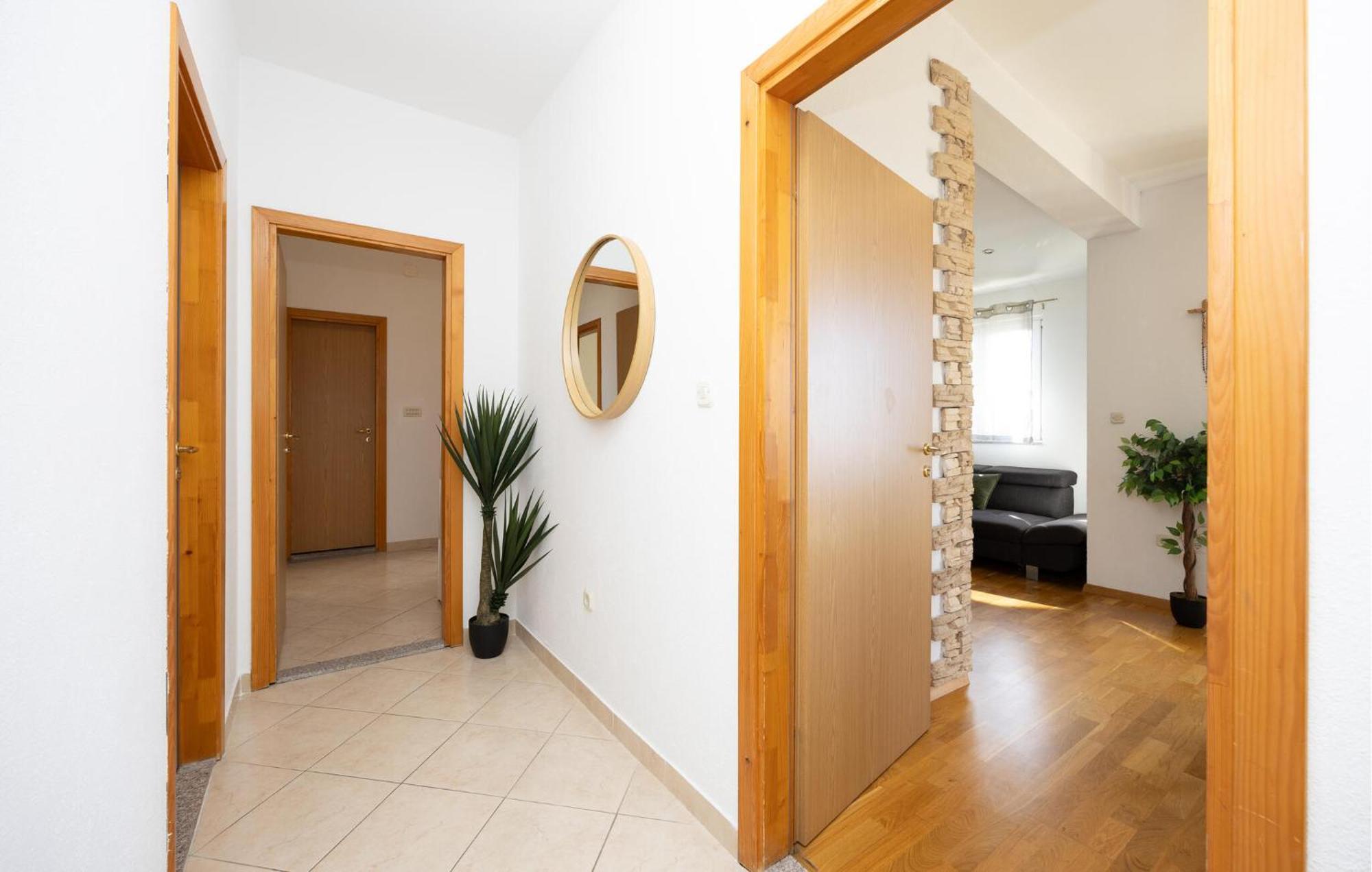 Stunning Apartment In Макарска Экстерьер фото