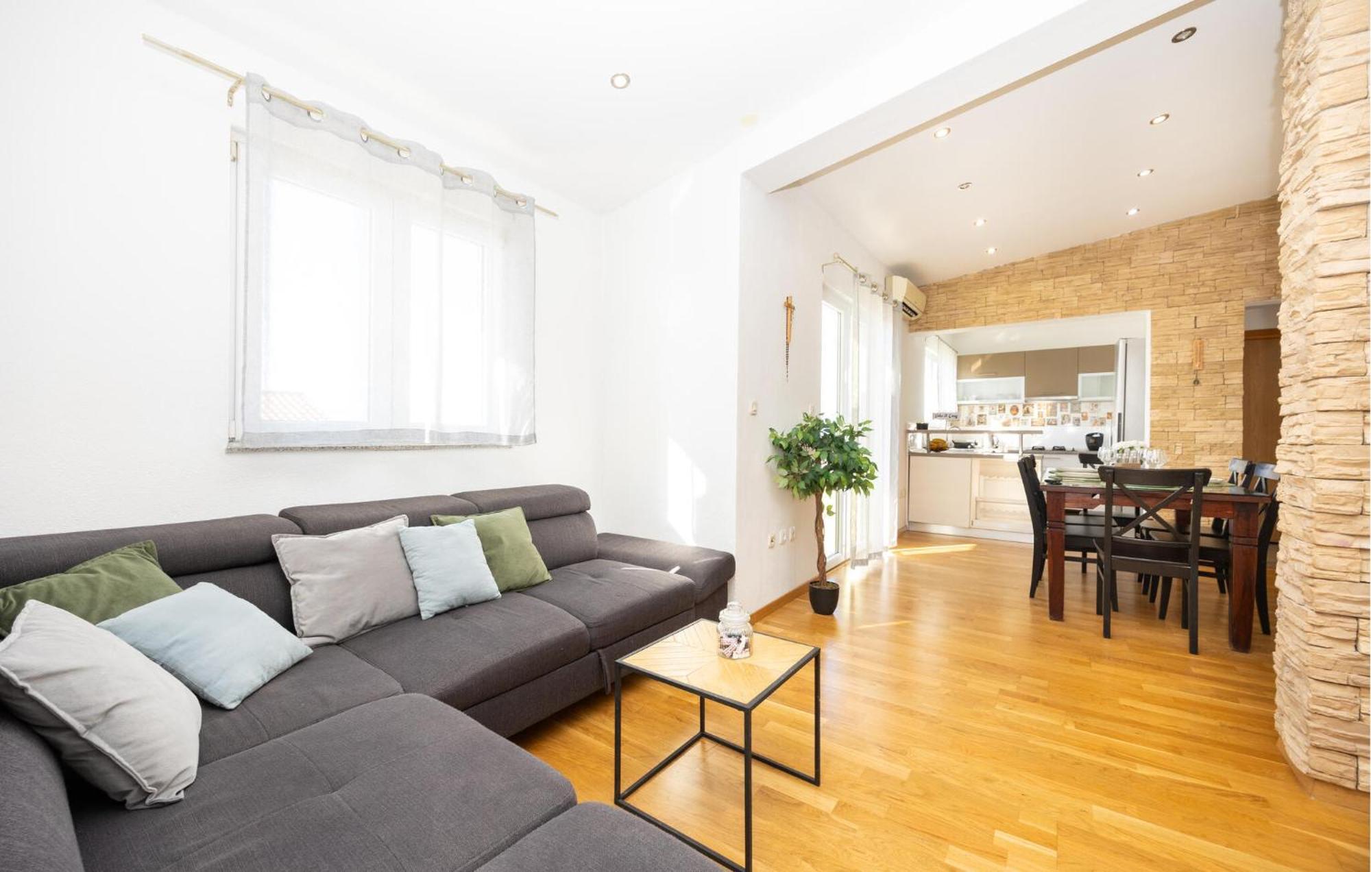 Stunning Apartment In Макарска Экстерьер фото
