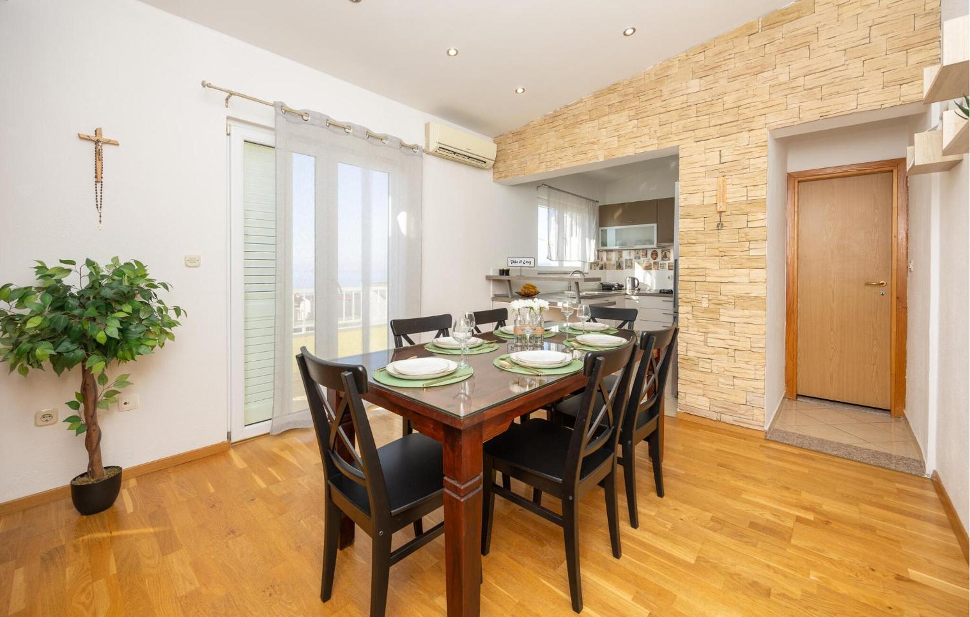 Stunning Apartment In Макарска Экстерьер фото